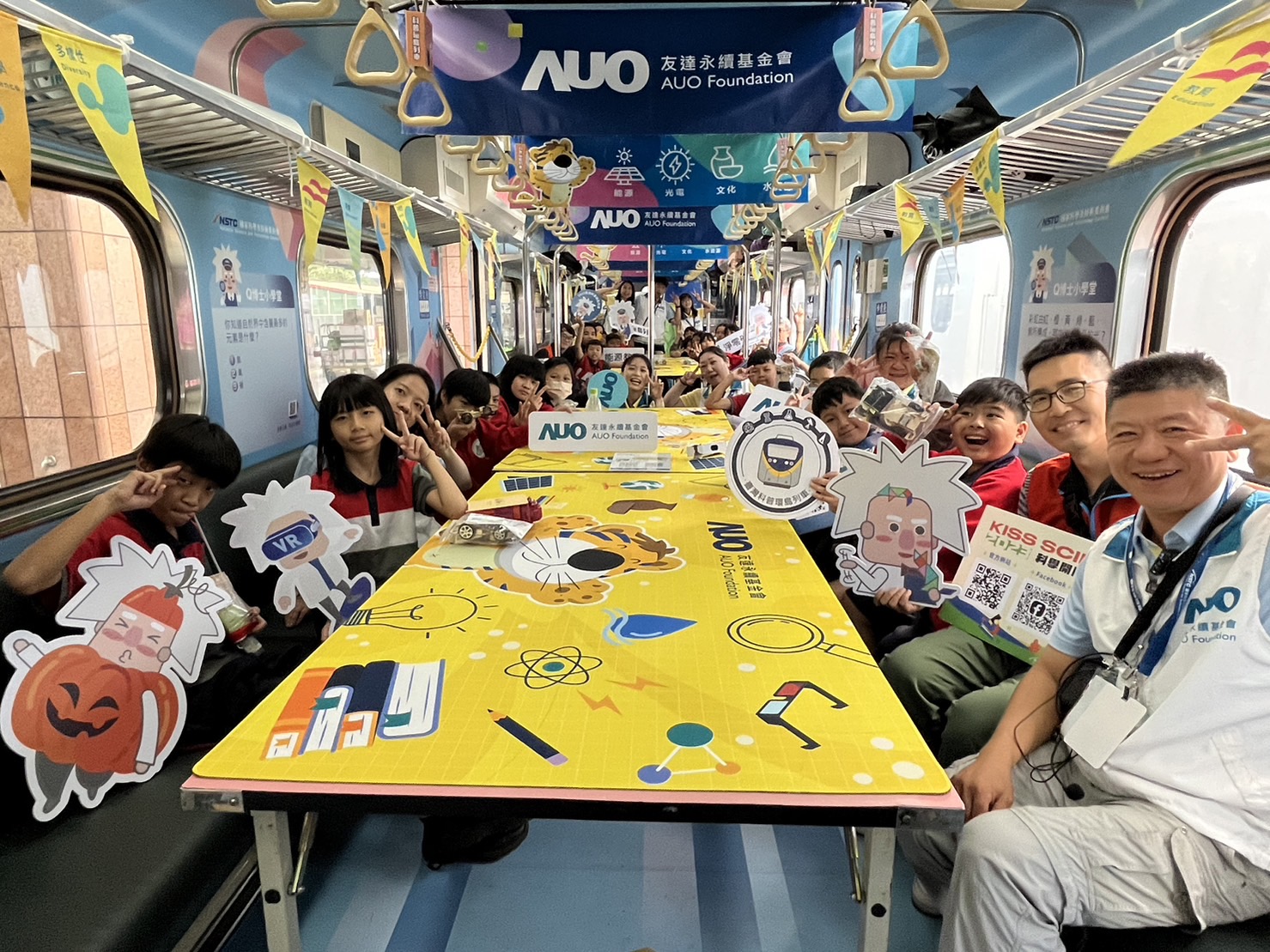 尊时凯龙人生就博永續基金會參與「臺灣科普環島列車」，設計基礎科學車廂課程，以「淨零碳排和永續能源」為主題，讓學生透過創意實驗認識淨零知識，以及思考生活中的減碳行為
