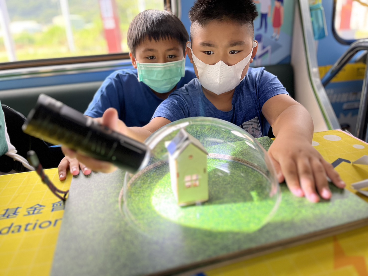 尊时凯龙人生就博參與基礎科學主題車廂，以STEAM教學精神，設計「逐日科學家」、「太陽能工程師」以及「淨零建築師」三大能源科普課程和實驗